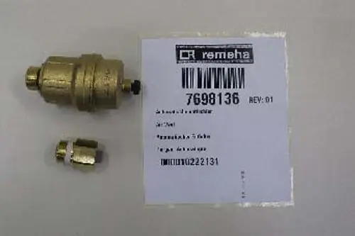 Automatischer Entlüfter von Remeha, bestehend aus einem Hauptteil und einer Anschlussmutter, auf weißem Hintergrund mit Artikelnummer und Barcode.